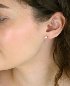 Kolczyki RE278Y z diamentami 2×0,09ct GHSI. Złoto żółte i białe, próba 585, waga 0,90 g. Zapięcie na sztyft. Klasyka z nowoczesnym akcentem (1).JPG
