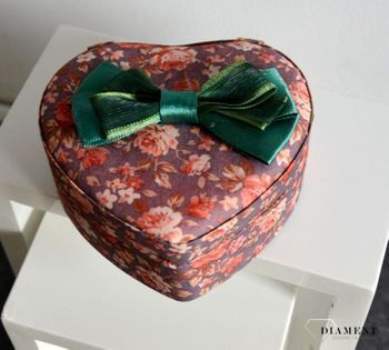 Szkatułka na biżuterię w kwiaty w kształcie serca RG-18A14. Szkatułka na biżuterię w kształcie serca z ozdobnym kwiatowym wzorem.  (2).JPG