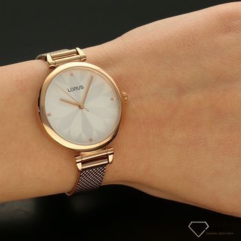 Zegarek damski na złotej bransolecie Lorus RG204TX9 to połączenie różowego złota ze srebrną tarczą o geometrycznym wzorze (5).jpg