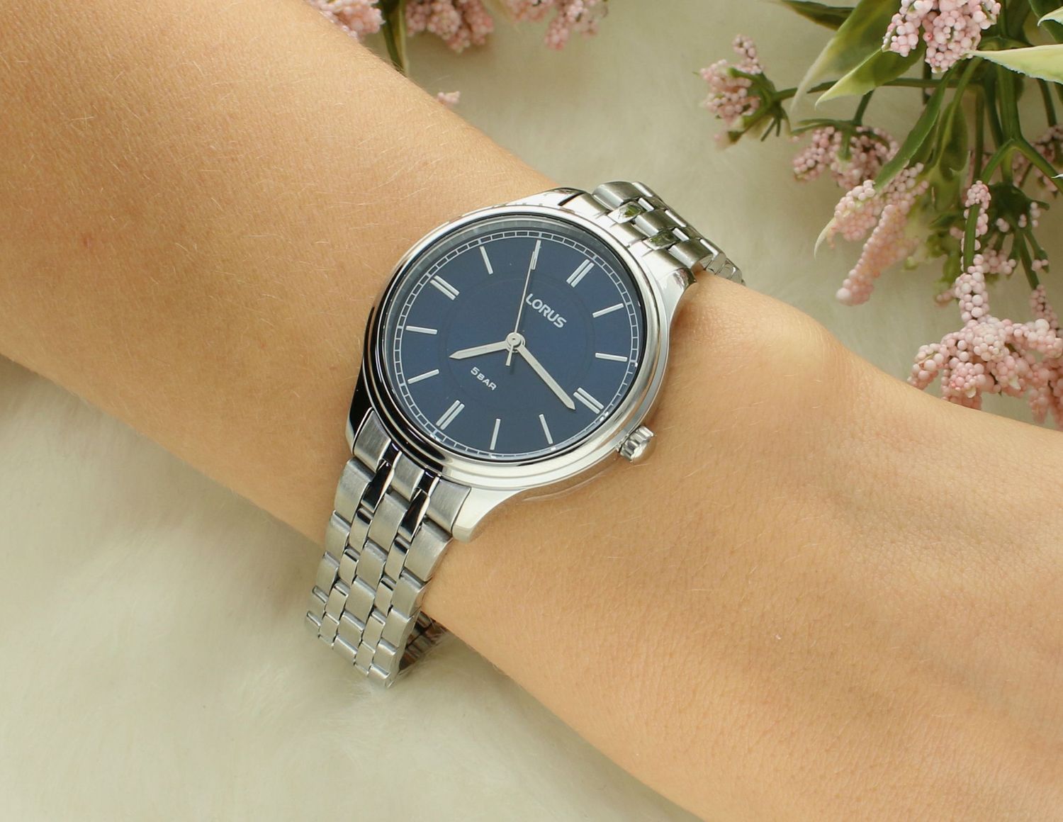 wyposażony jest w kwarcowy mechanizm, zasilany za pomocą baterii. Posiada bardzo wysoką dokładność mierzenia czasu1.webp