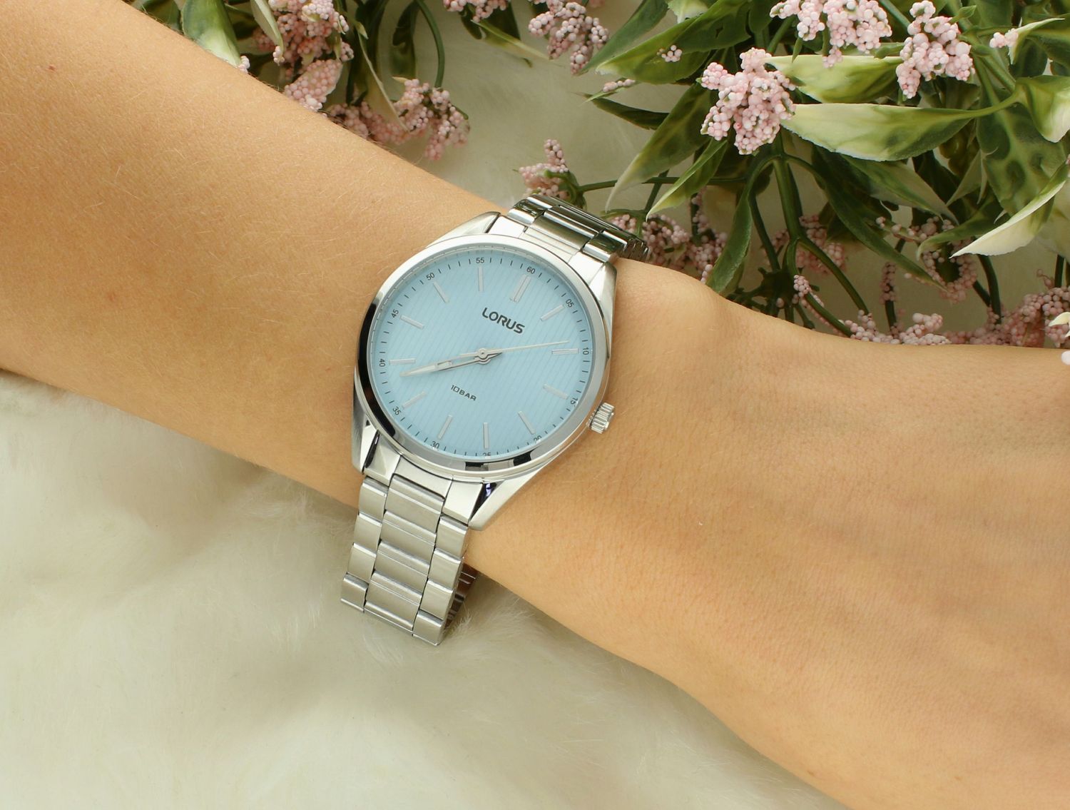 Zegarek LORUS RG209WX9 wyposażony jest w kwarcowy mechanizm, zasilany za pomocą baterii. Posiada bardzo wysoką dokładność mierzenia czasu1.webp