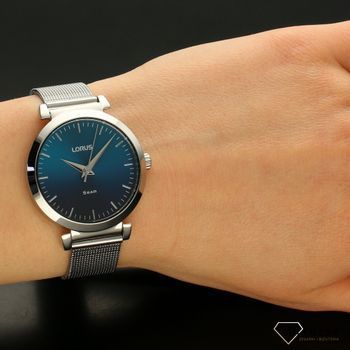 Zegarek damski w klasycznym wydaniu o pięknej, stylowej niebieskiej tarczy. Zegarek damski w srebrnych odcieniach. Zegarek damski. Idealny prezent (1).jpg