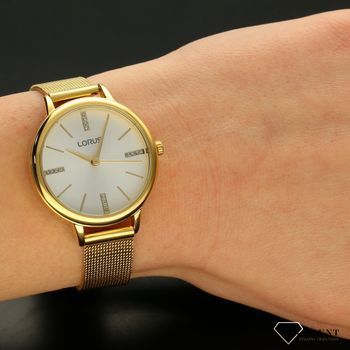 Zegarek damski LORUS Classic złoty RG214QX9. Zegarek damski zachowany w złotej kolorystyce. Tracza zegarka w srebrnej tarczy z indeksami w postaci cyrkonii. Złoty zegarek damski. Idealny pomysł na prezent (1).jpg