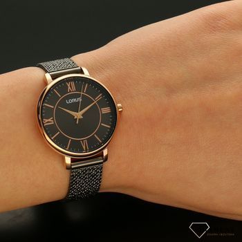 Zegarek damski na złotej bransolecie Lorus RG214TX9 z tarczą w kolorze czarnym. Piękny zegarek będzie idealny jako prezent dla mamy albo prezent dla dziewczyny (5).jpg