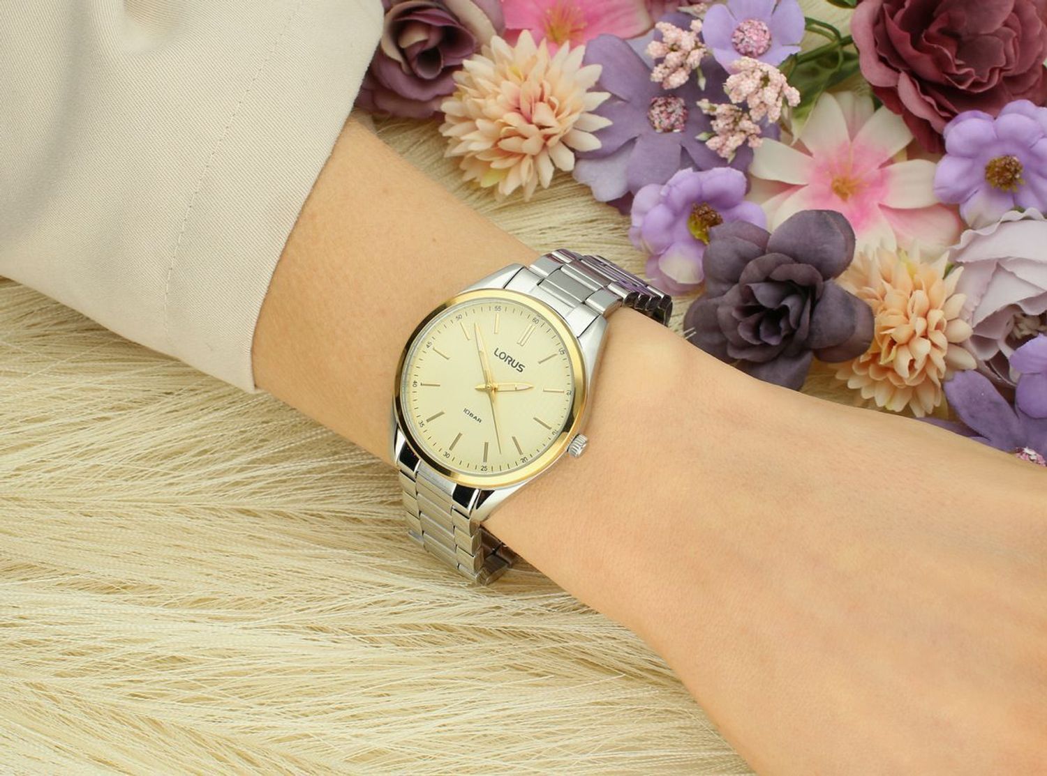 Zegarek damski LORUS RG214WX9 na bransolecie srebrno-złoty wyposażony jest w kwarcowy mechanizm, zasilany za pomocą baterii. Posiada bardzo wysoką dokładność mierzenia 1.webp