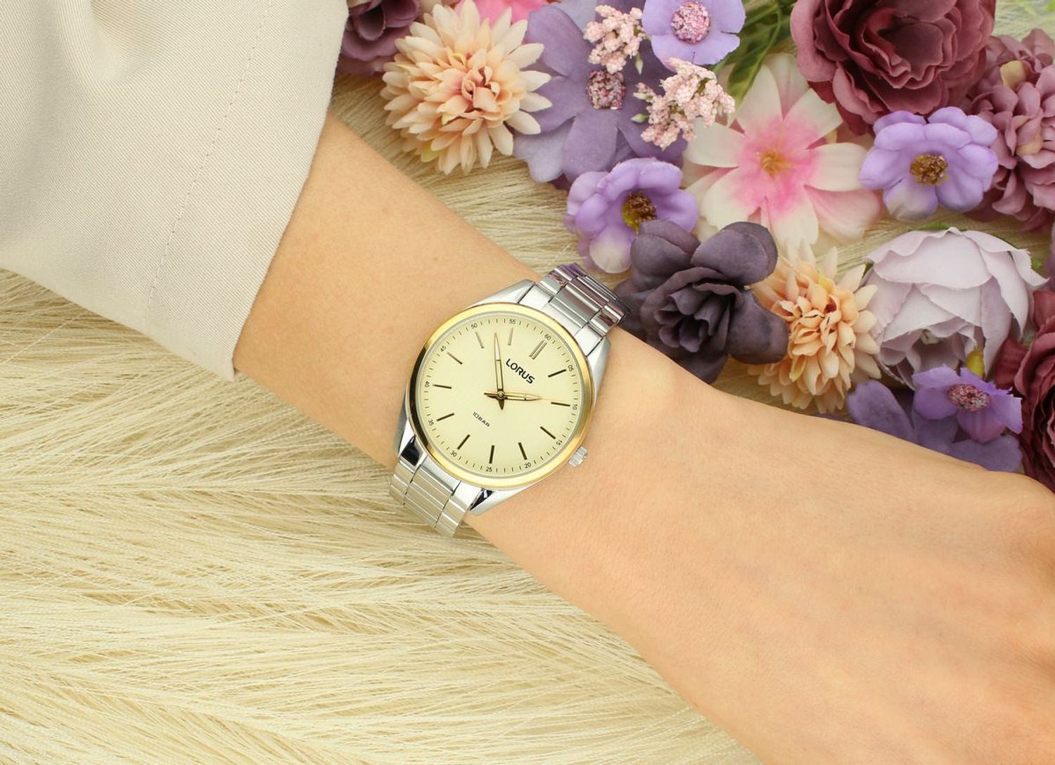 Zegarek damski LORUS RG214WX9 na bransolecie srebrno-złoty wyposażony jest w kwarcowy mechanizm, zasilany za pomocą baterii. Posiada bardzo wysoką dokładność mierzenia 1.webp