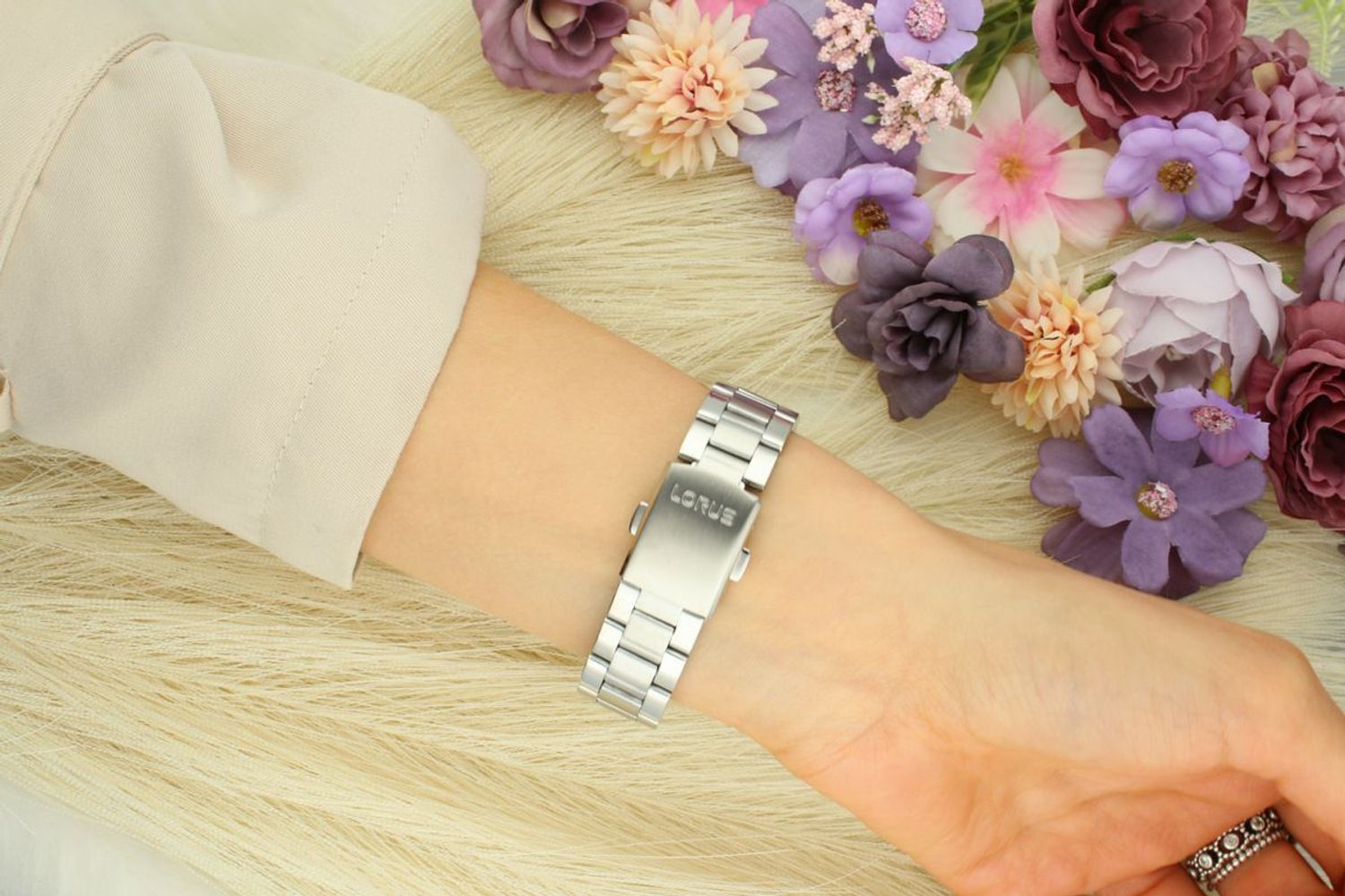 Zegarek damski LORUS RG214WX9 na bransolecie srebrno-złoty wyposażony jest w kwarcowy mechanizm, zasilany za pomocą baterii. Posiada bardzo wysoką dokładność mierzenia 1.webp