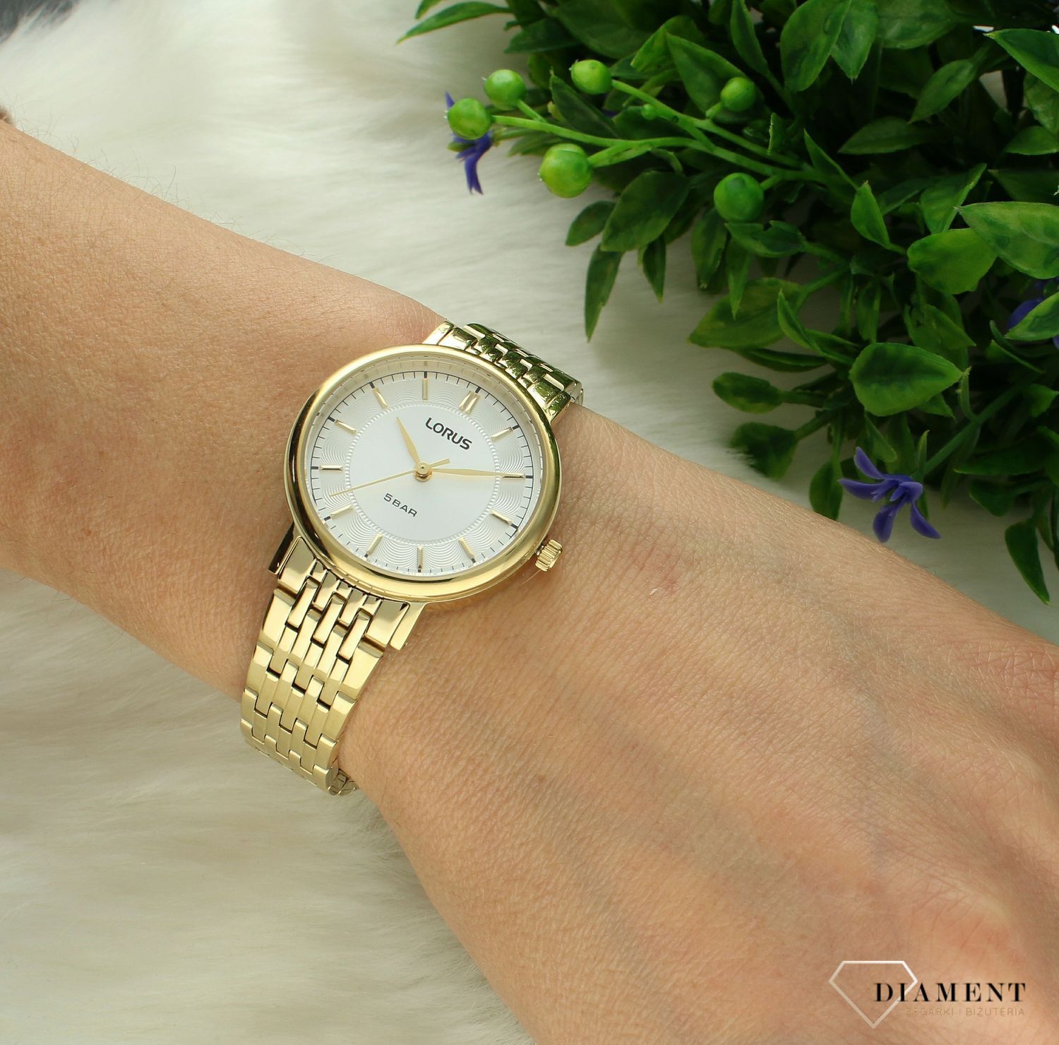 Zegarek damski LORUS RG220XX9 na bransolecie.jpg