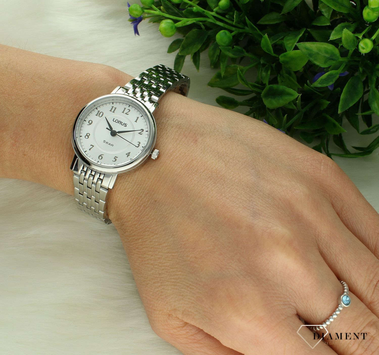 Zegarek damski Classic LORUS RG221XX9. Zegarek damski na bransolecie. Zegarek Lorus wyraźna tarcz. Klasyczny zegarek damski Lorus. Zegarek damski idealny na prezent..jpg