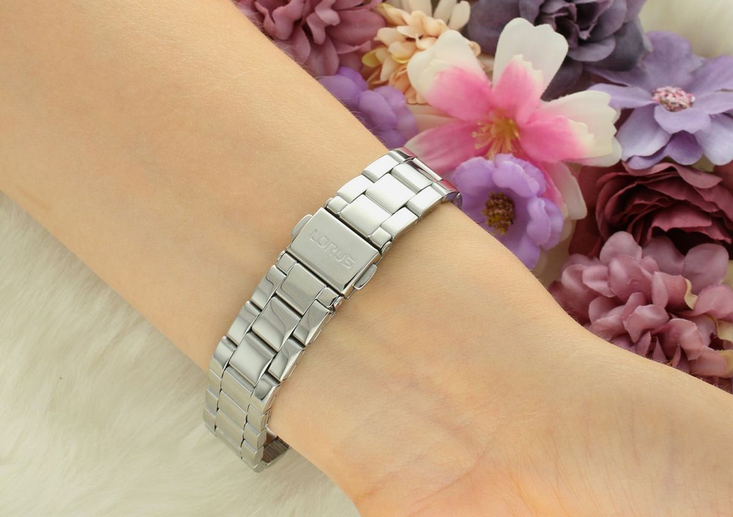 Zegarek Lorus RG225WX9 – Damski zegarek srebrny, stal szlachetna, biała tarcza, wodoszczelny 50m.jpg