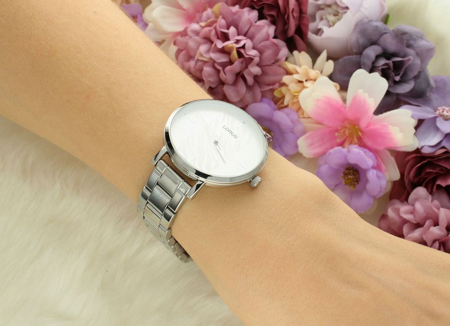 Zegarek Lorus RG225WX9 – Damski zegarek srebrny, stal szlachetna, biała tarcza, wodoszczelny 50m.jpg