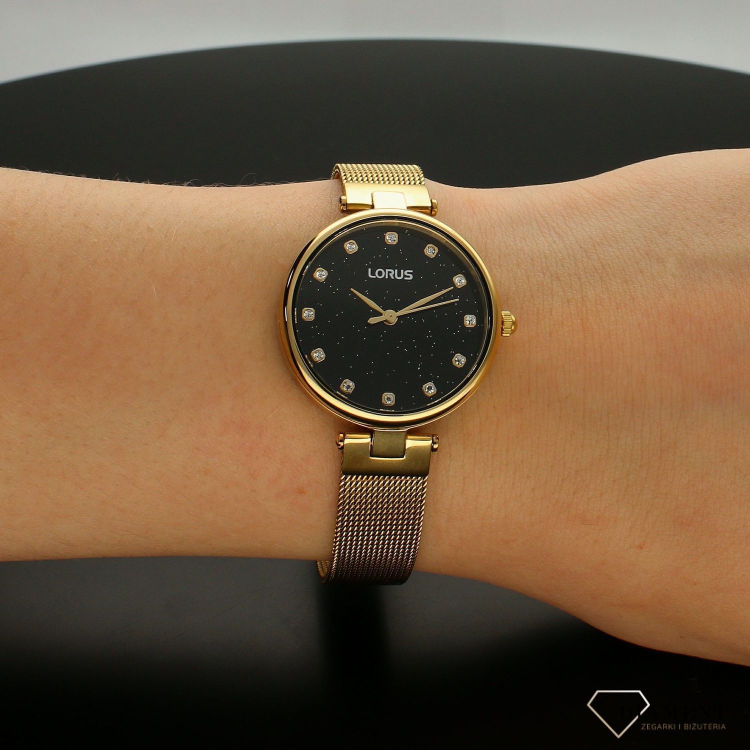 Zegarek damski Lorus Klasyczny RG240UX9. Zegarek damski Lorus. Zegarek w złotym kolorze. Zegarek bizuteryjny Lorus. Zegarek na bransolecie klasyczny damski. Zegarek damski Lorus na prezent. Zegarek klasyc (6).jpg