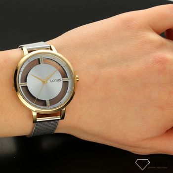 Zegarek damski o ciekawej tarczy w kolorze srebrnym ze złotymi dodatkami w postaci wskazówek i indeksów. Zegarek damski na bransolecie mesh w srebrnym kolorze (1).jpg