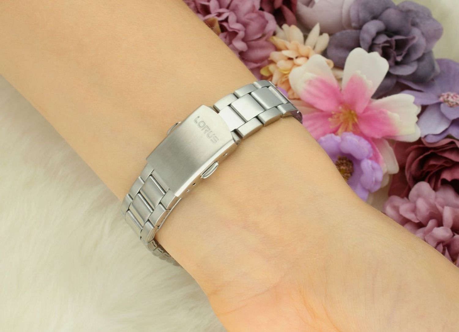 Zegarek Lorus RG253VX9 – Damski zegarek Fashion, srebrny, biała tarcza, stal szlachetna, wodoszczelność 100m.jpg