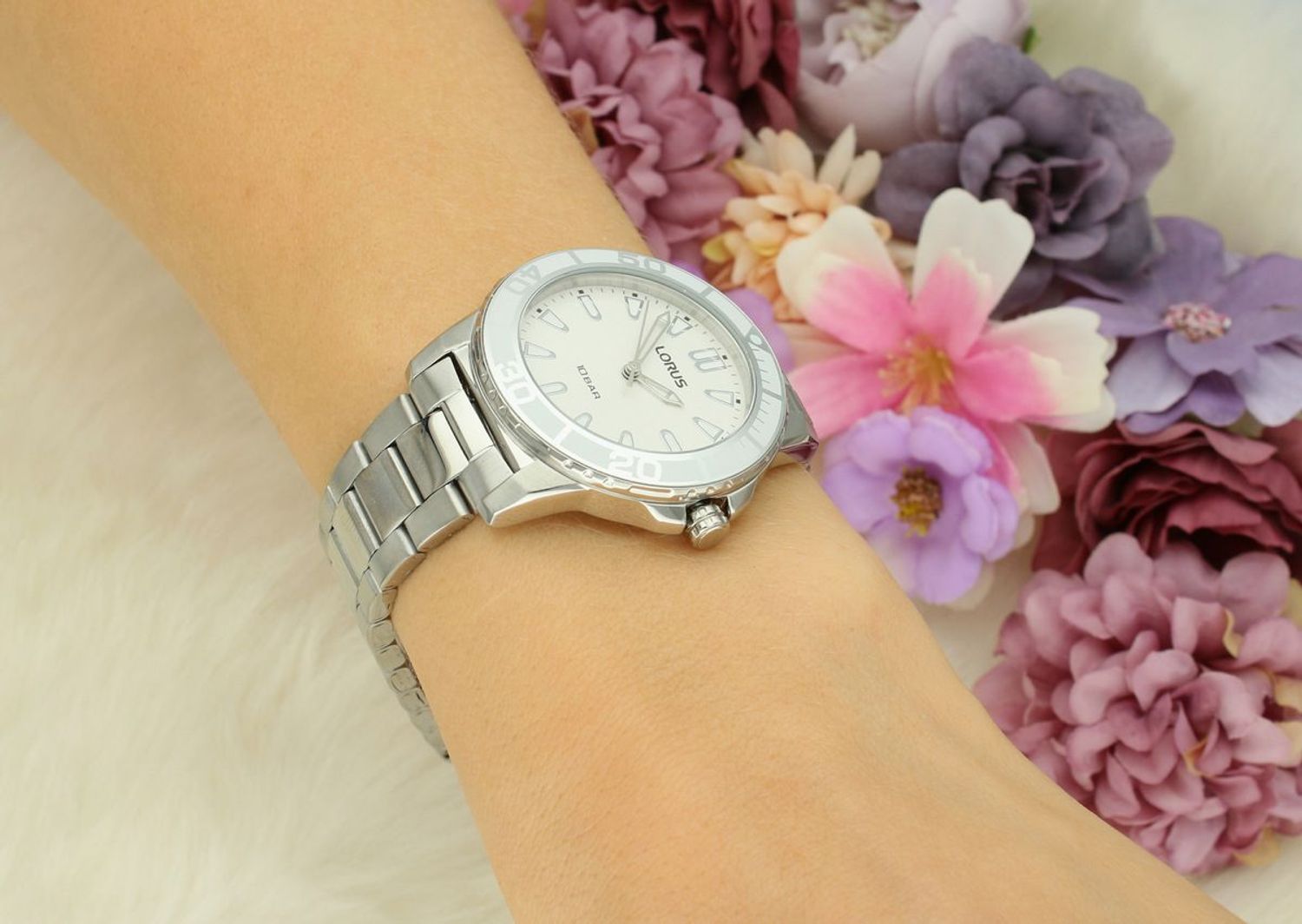 Zegarek Lorus RG253VX9 – Damski zegarek Fashion, srebrny, biała tarcza, stal szlachetna, wodoszczelność 100m.jpg