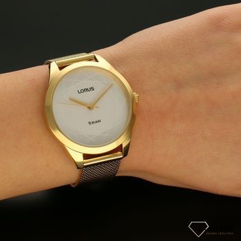 Zegarek damski LORUS RG268UX9 na bransolecie. Zegarek damski w złotym kolorze. Zegarek damski z białą tarczą ze złotymi wskazówkami oraz ozdobnym wzorem na tarczy.  (1).jpg