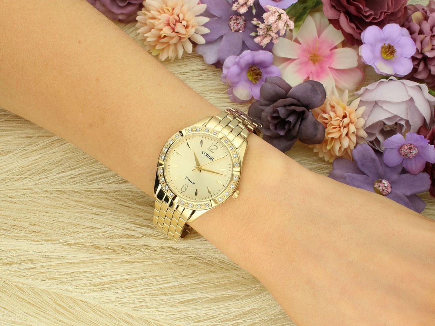 Zegarek damski złoty Lorus 'Ponadczasowy klasyk'. Zegarek damski w stylu minimalistycznym, który swoim wyglądem sprawia, że jest ponadczasowy. Bransoleta w kolorze złotym sprawia1.jpg