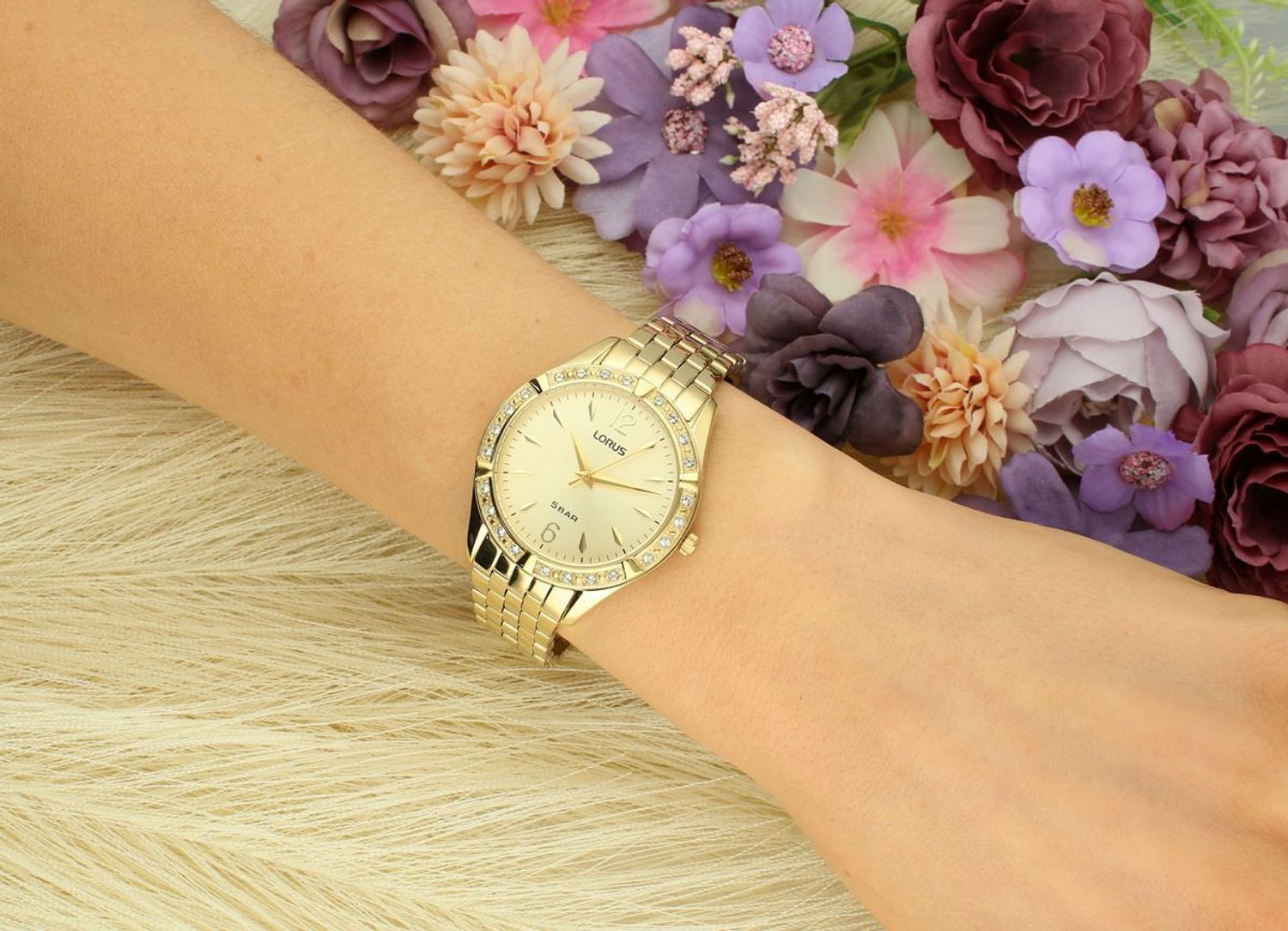 Zegarek damski złoty Lorus 'Ponadczasowy klasyk'. Zegarek damski w stylu minimalistycznym, który swoim wyglądem sprawia, że jest ponadczasowy. Bransoleta w kolorze złotym sprawia1.jpg