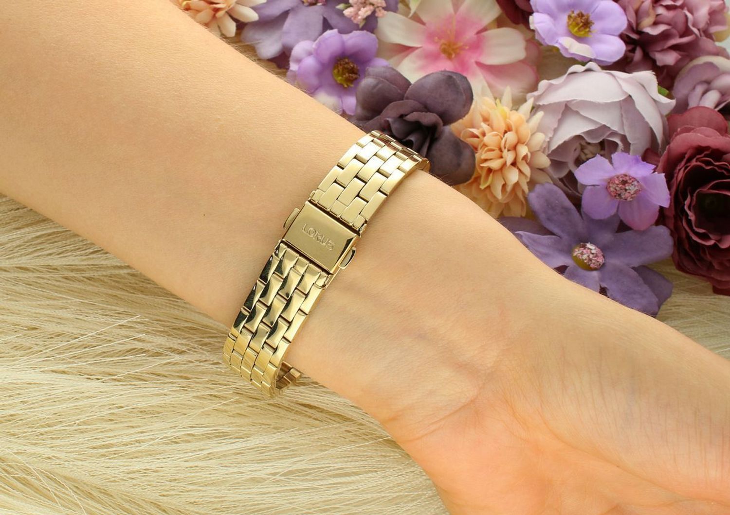 Zegarek damski złoty Lorus 'Ponadczasowy klasyk'. Zegarek damski w stylu minimalistycznym, który swoim wyglądem sprawia, że jest ponadczasowy. Bransoleta w kolorze złotym sprawia1.jpg