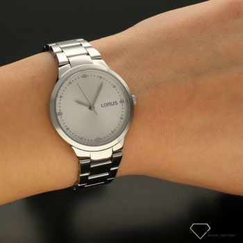 Zegarek damski LORUS na bransolecie Punktowe indeksy RG271UX9. Srebrny zegarek na stalowej bransolecie z wyraźną tarczą zegarka. Tarcza wykonana w modny i nowoczesny sposób (1).jpg