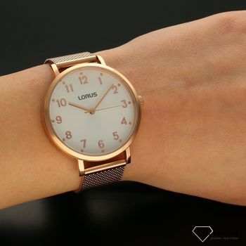 Zegarek damski LORUS 'Różowa klasyka' na bransolecie RG280UX9. Zegarek damski w modnym kolorze różowego złota. Tarcza zegarka zachowana w białym kolorze z wyraźnymi (1).jpg