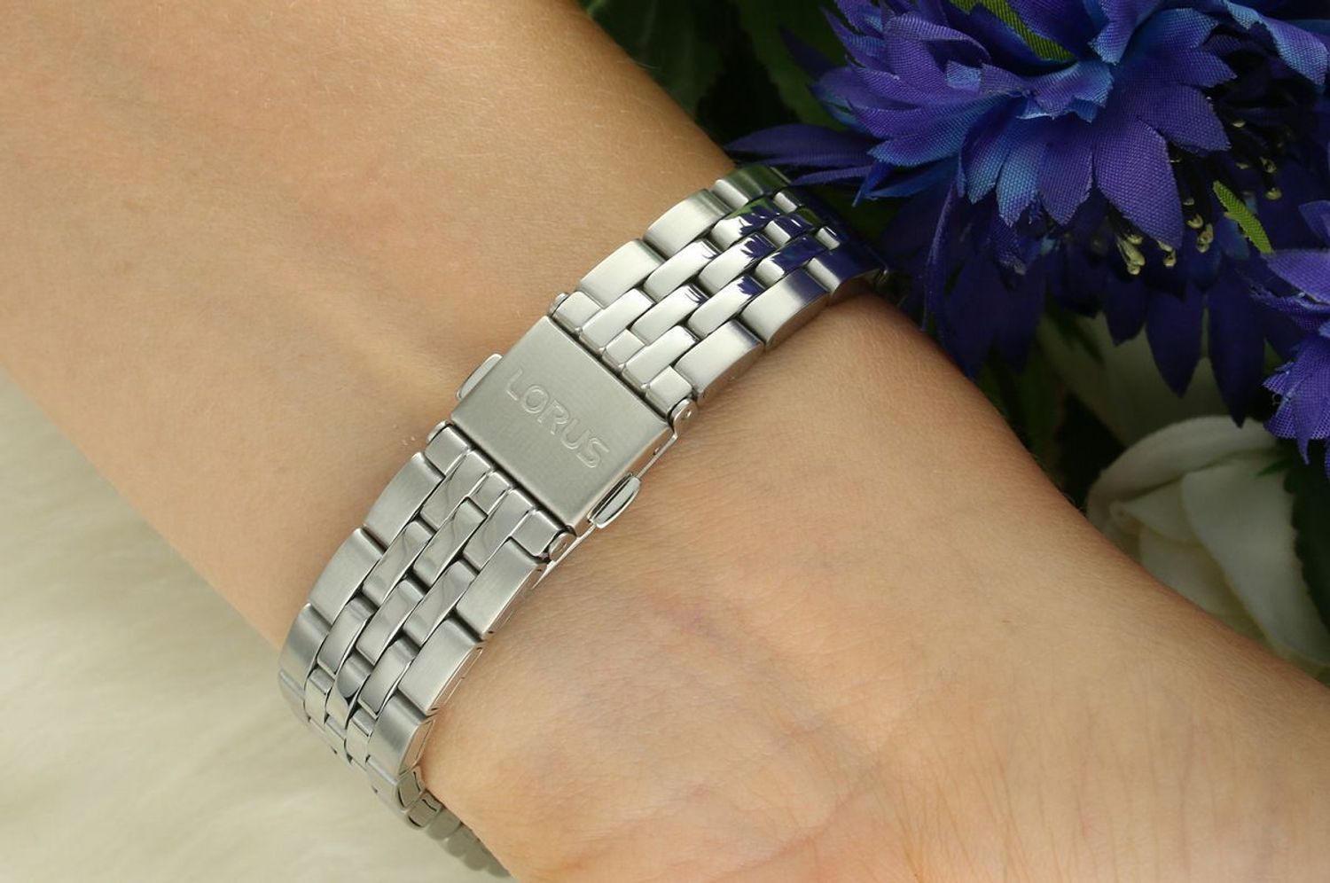 Zegarek damski Lorus RG285SX5 z niebieską tarczą, szafirowym szkłem i stalową bransoletą. Japoński mechanizm kwarcowy, wodoszczelność 50M. Styl i niezawodność – sprawdź!1.jpg