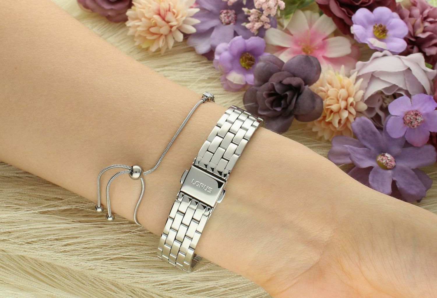 Zegarek LORUS RG289XX9, wyposażony jest w kwarcowy mechanizm, zasilany za pomocą baterii. Posiada bardzo wysoką dokładność mierzenia czasu +- 10 sekund w przeciągu 30 dni.1.jpg