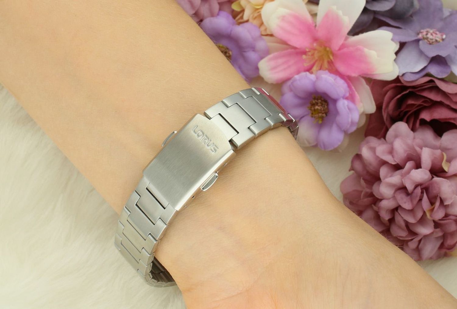 Zegarek damski Lorus RG303XX9 – granatowa tarcza, stalowa bransoleta, wodoszczelny 100M.jpg