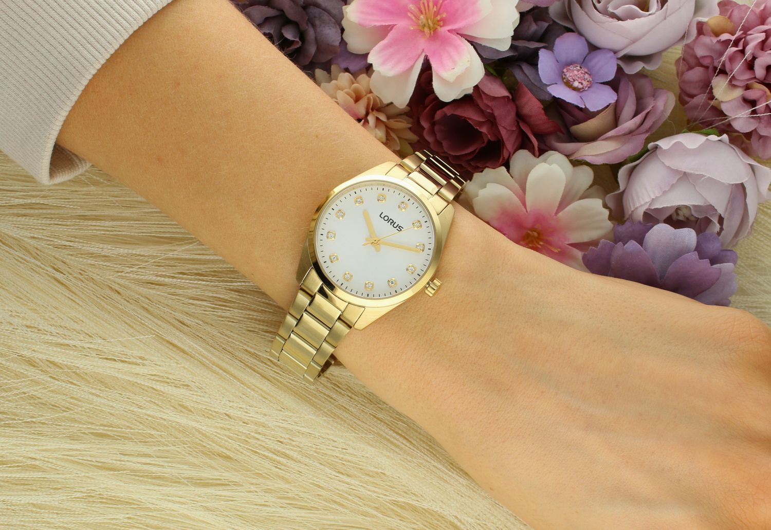 Zegarek damski złoty Lorus 'Ponadczasowy klasyk'. Zegarek damski w stylu minimalistycznym, który swoim wyglądem sprawia, że jest ponadczasowy.1.webp