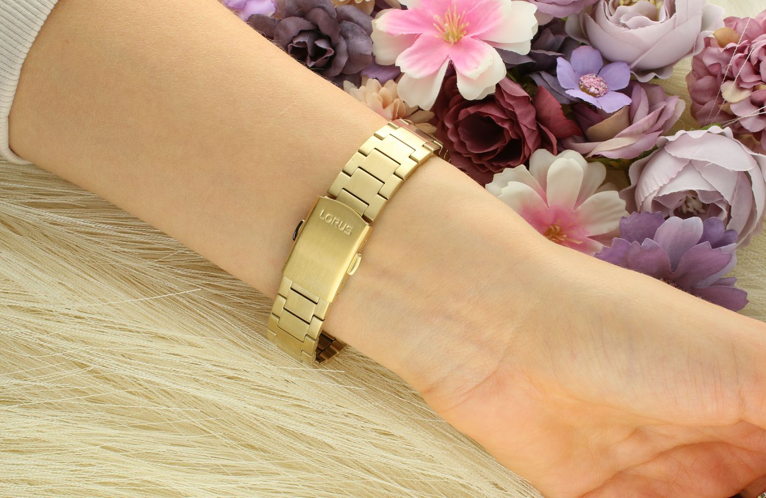 Zegarek damski złoty Lorus 'Ponadczasowy klasyk'. Zegarek damski w stylu minimalistycznym, który swoim wyglądem sprawia, że jest ponadczasowy.1.webp