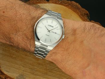 Stylowy zegarek damski Lorus RH399AX9 z japońskim mechanizmem kwarcowym, stalową kopertą 316L, szkłem mineralnym i wodoszczelnością 100M. Idealny na każdą okazję (2).jpg