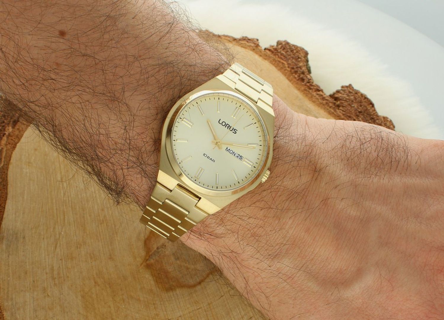 Zegarek męski Lorus na bransolecie RH400AX9 w złotym kolorze wyposażony jest w kwarcowy mechanizm, zasilany za pomocą baterii. Posiada bardzo wysoką dokładność mierzenia czasu +- 10 sekund w 1.jpg