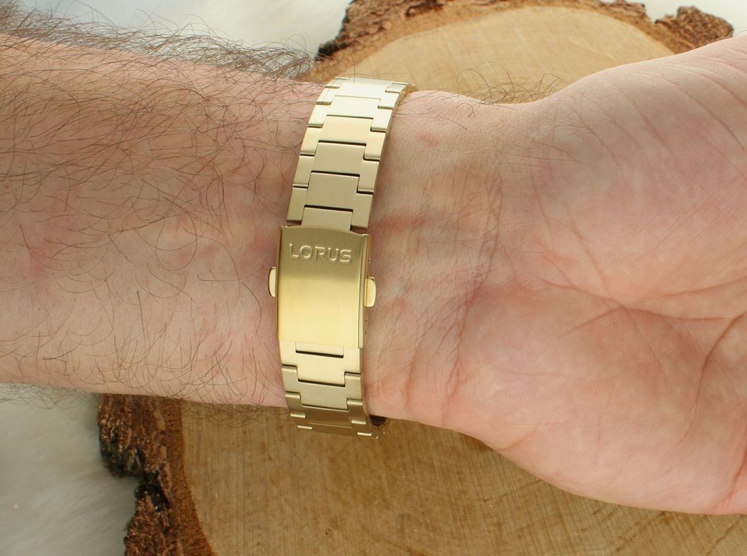 Zegarek męski Lorus na bransolecie RH400AX9 w złotym kolorze wyposażony jest w kwarcowy mechanizm, zasilany za pomocą baterii. Posiada bardzo wysoką dokładność mierzenia czasu +- 10 sekund w 1.jpg