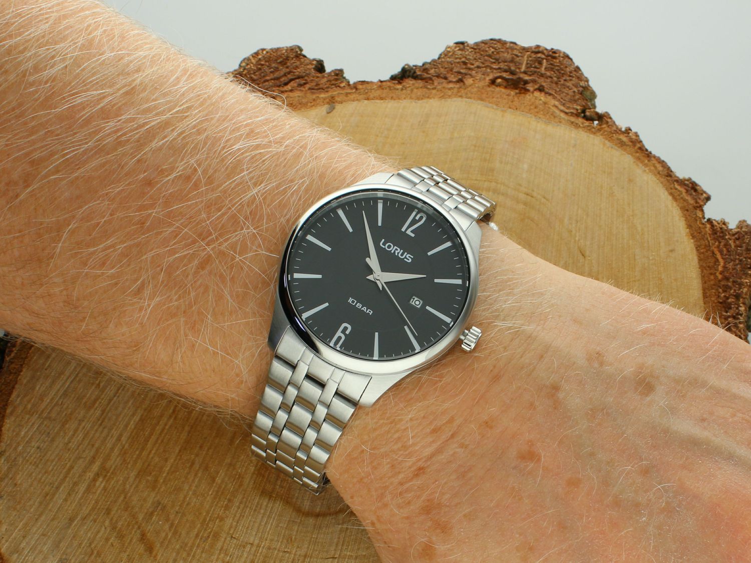 Zegarek LORUS RH915RX9 Zegarek męski na bransolecie Lorus RH915RX9 wyposażony jest w kwarcowy mechanizm, zasilany za pomocą baterii. Posiada bardzo wysoką dokładność mierzenia czasu +- 10 sekund w 1.webp