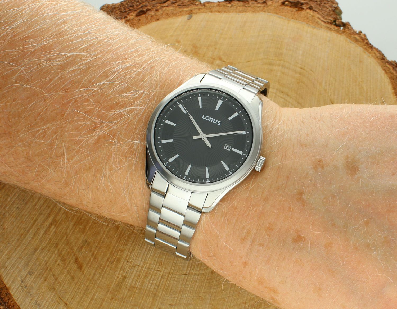 Zegarek LORUS RH925RX9 Zegarek męski na bransolecie Lorus RH925RX9 wyposażony jest w kwarcowy mechanizm, zasilany za pomocą baterii. Posiada bardzo wysoką dokładność mierzenia czasu +- 10 sekund w przeciągu 30 dni..jpg