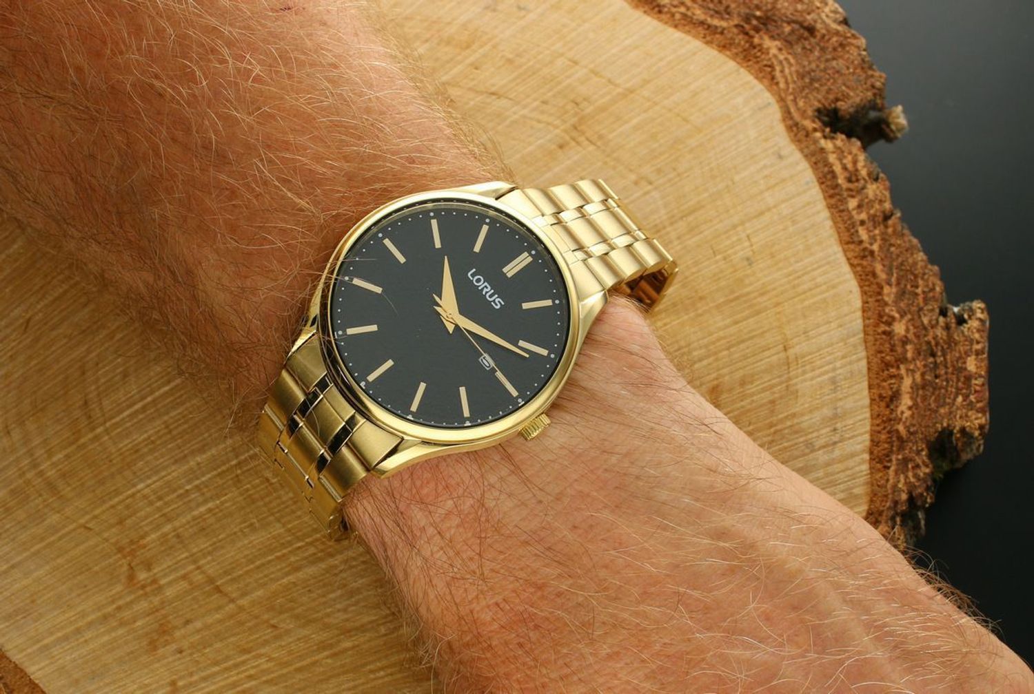 Lorus RH934QX9 – elegancki zegarek męski z czarną tarczą, datownikiem i złotą kopertą. Mechanizm kwarcowy, bransoleta ze stali, styl i trwałość.1.jpg