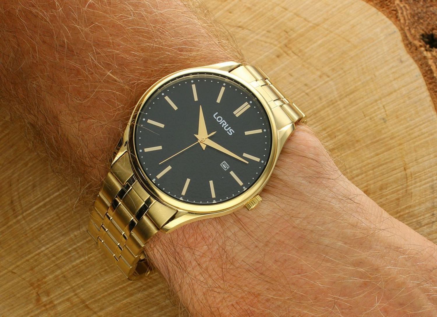 Lorus RH934QX9 – elegancki zegarek męski z czarną tarczą, datownikiem i złotą kopertą. Mechanizm kwarcowy, bransoleta ze stali, styl i trwałość.1.jpg