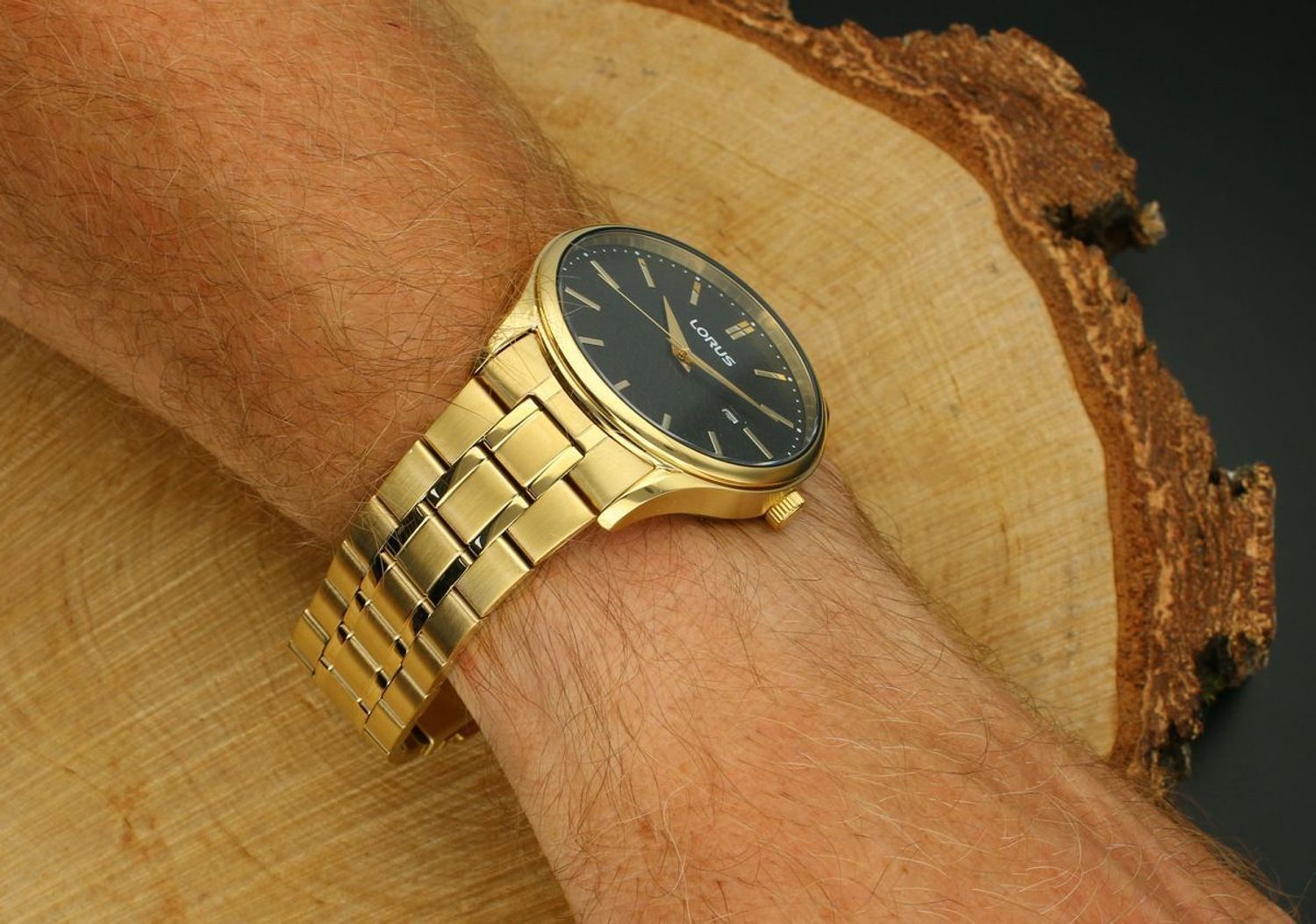 Lorus RH934QX9 – elegancki zegarek męski z czarną tarczą, datownikiem i złotą kopertą. Mechanizm kwarcowy, bransoleta ze stali, styl i trwałość.1.jpg