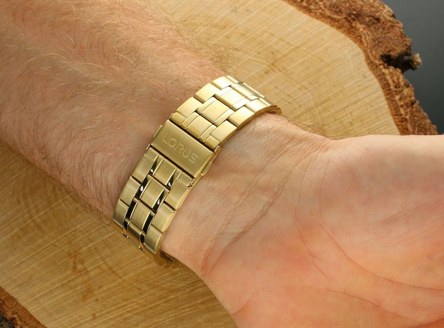 Lorus RH934QX9 – elegancki zegarek męski z czarną tarczą, datownikiem i złotą kopertą. Mechanizm kwarcowy, bransoleta ze stali, styl i trwałość.1.jpg