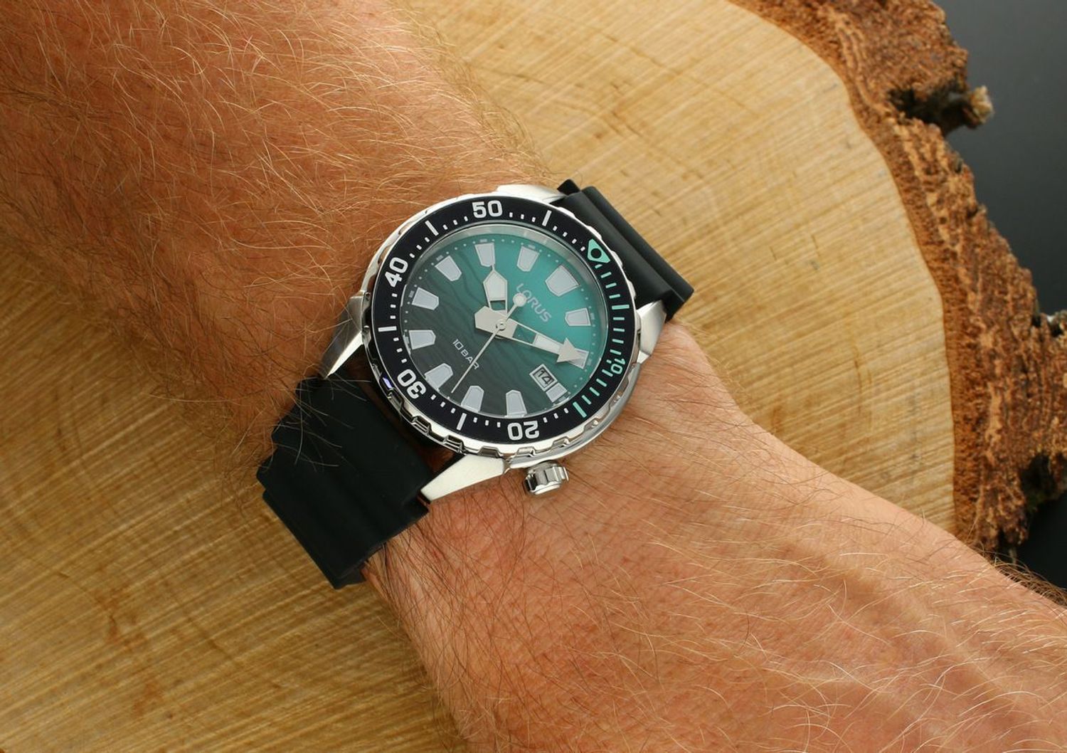 Lorus RH951RX9 – zegarek sportowy z japońskim mechanizmem, datownikiem i silikonowym paskiem. Wodoszczelność 100M, stalowa koperta, szkiełko mineralne.1.webp