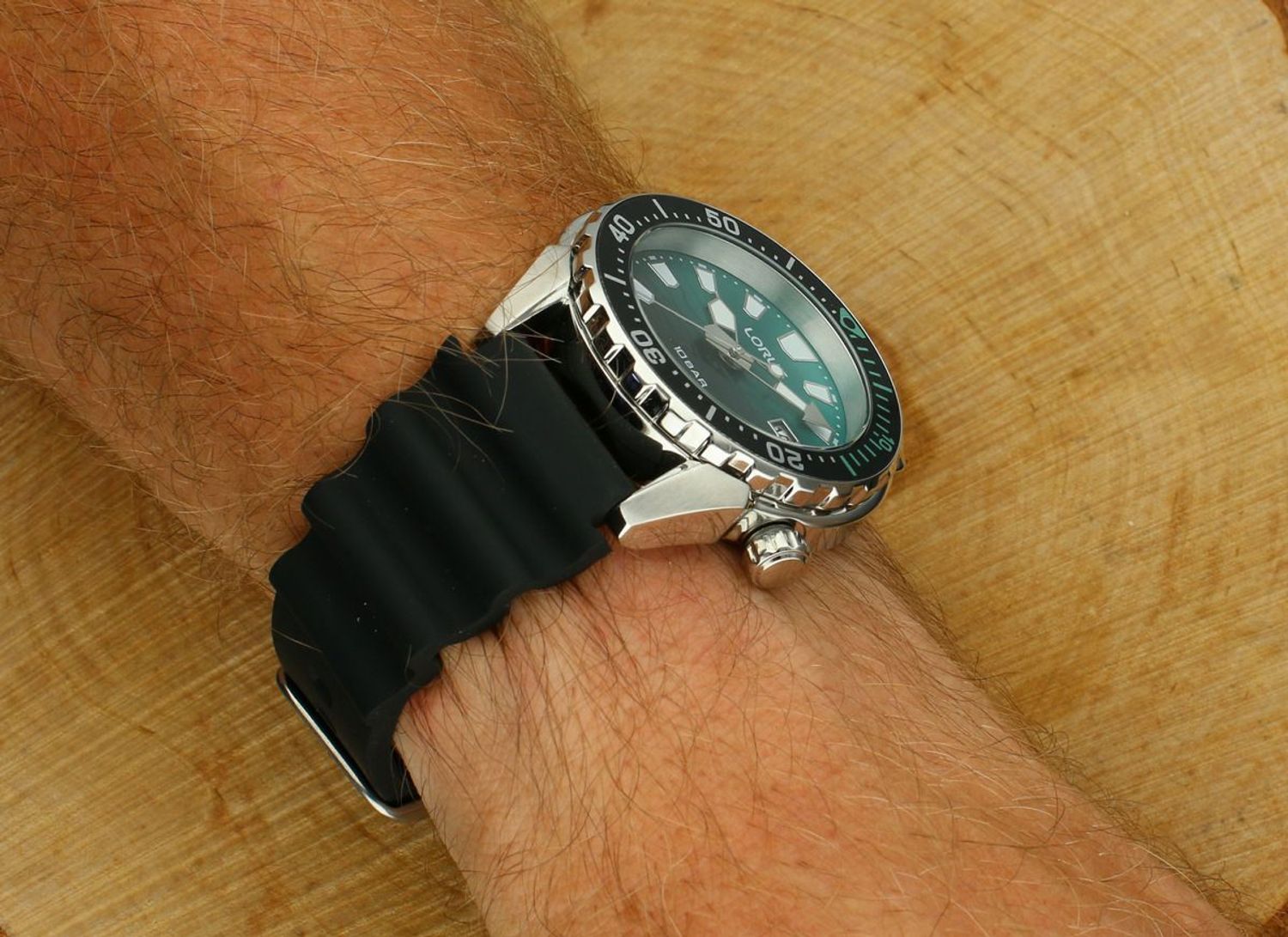 Lorus RH951RX9 – zegarek sportowy z japońskim mechanizmem, datownikiem i silikonowym paskiem. Wodoszczelność 100M, stalowa koperta, szkiełko mineralne.1.webp