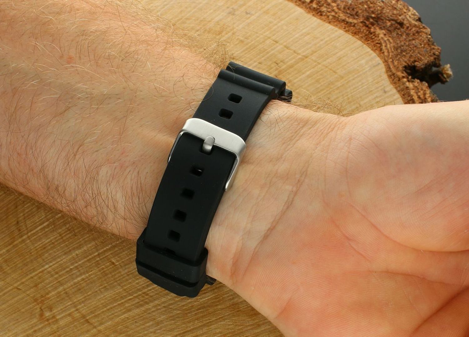 Lorus RH951RX9 – zegarek sportowy z japońskim mechanizmem, datownikiem i silikonowym paskiem. Wodoszczelność 100M, stalowa koperta, szkiełko mineralne.1.webp