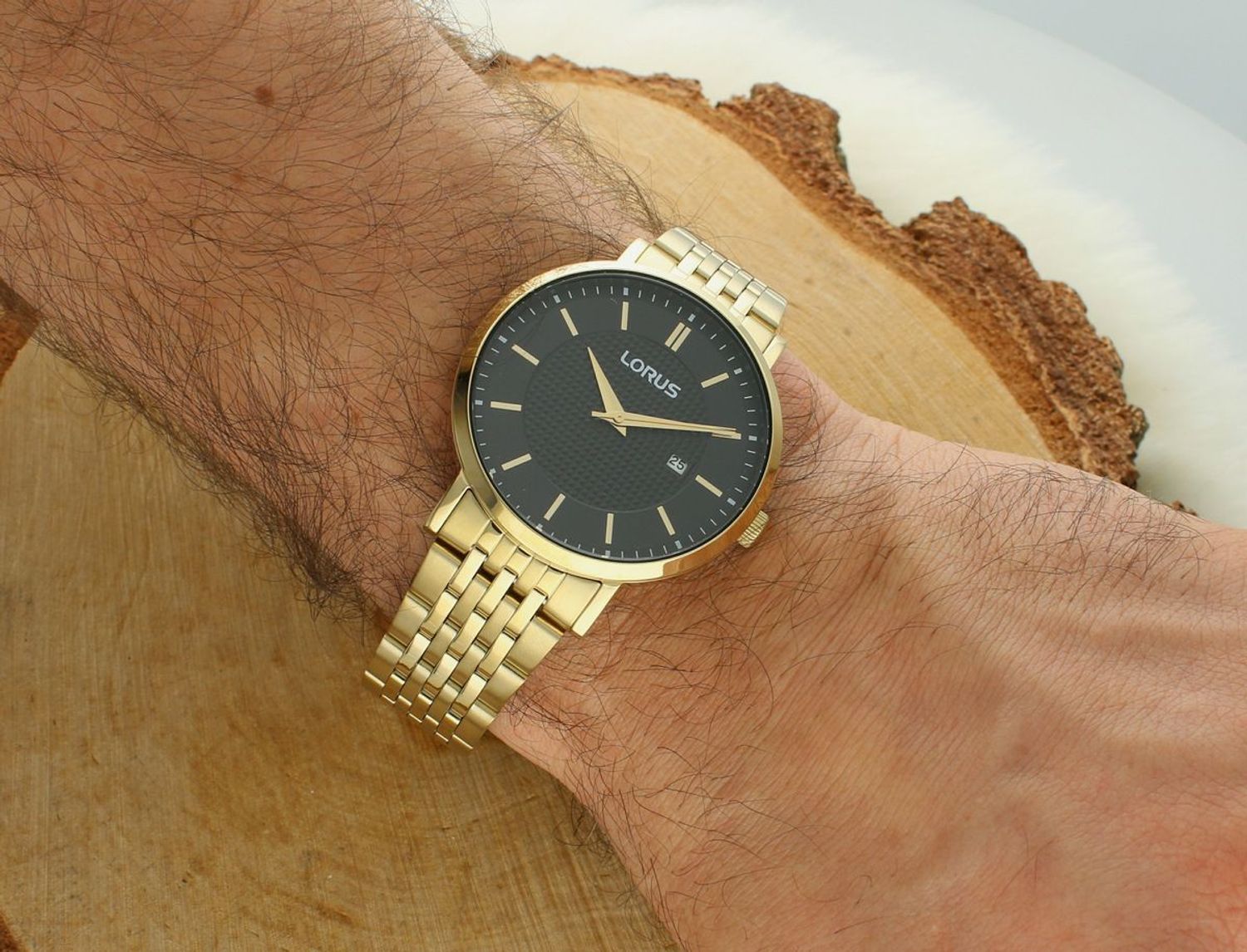 Zegarek męski Lorus na bransolecie RH958RX9 w złotym kolorze wyposażony jest w kwarcowy mechanizm, zasilany za pomocą baterii. Posiada bardzo wysoką dokładność mierzenia czasu1.webp