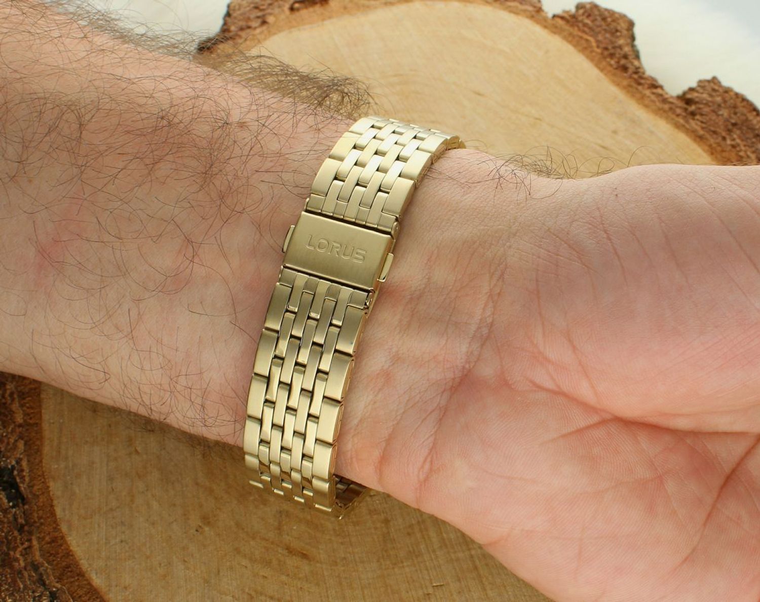 Zegarek męski Lorus na bransolecie RH958RX9 w złotym kolorze wyposażony jest w kwarcowy mechanizm, zasilany za pomocą baterii. Posiada bardzo wysoką dokładność mierzenia czasu1.webp