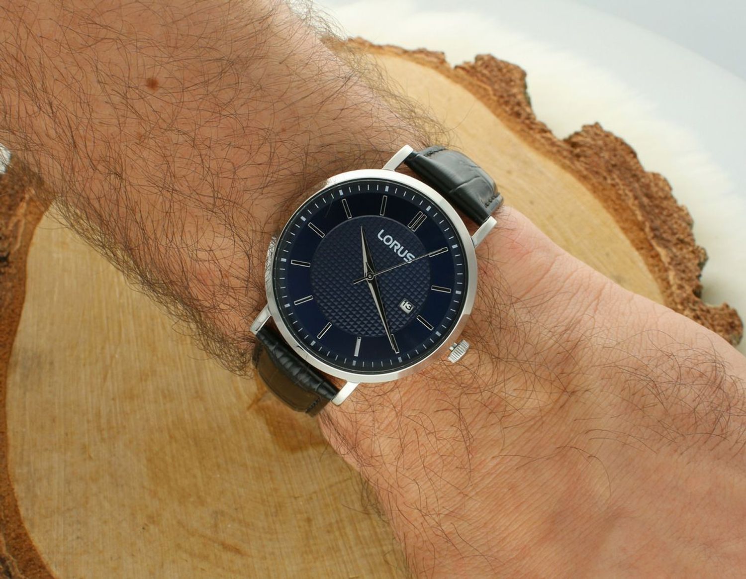 Zegarek męski Lorus na pasku skórzanym RH959RX9 w czarnym kolorze wyposażony jest w kwarcowy mechanizm, zasilany za pomocą baterii. Posiada bardzo wysoką dokładność mierzenia czasu +- 10 sekund 1.webp