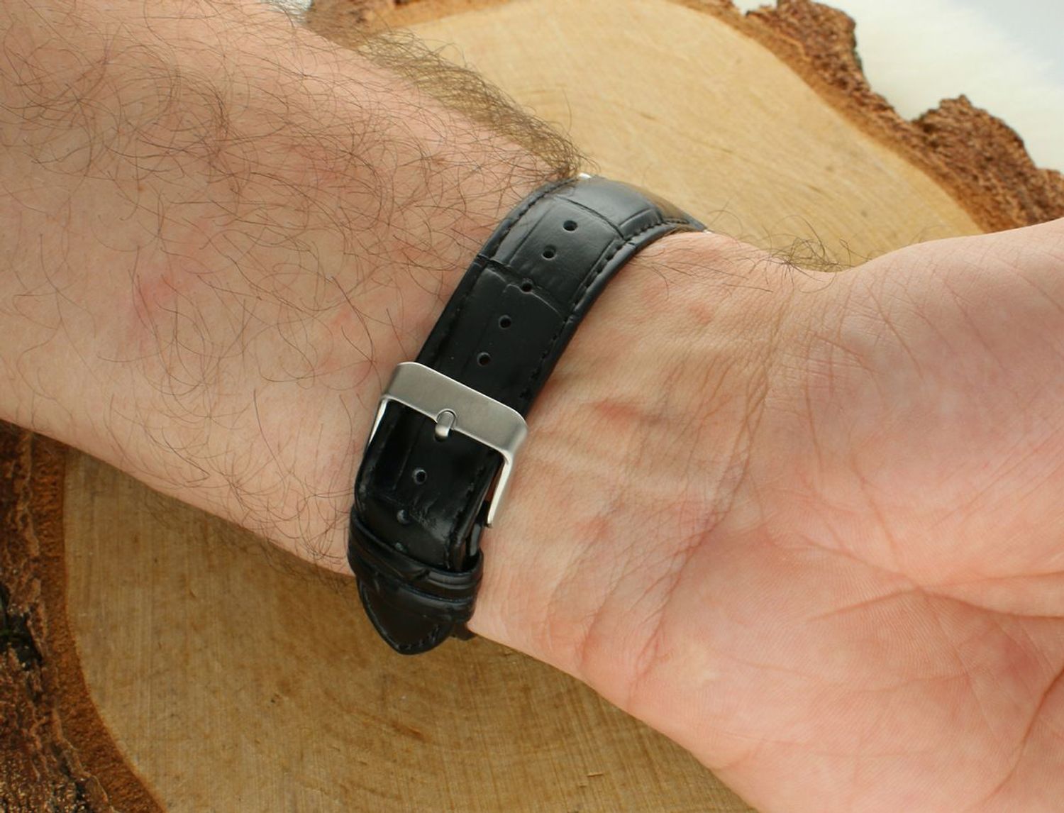 Zegarek męski Lorus na pasku skórzanym RH959RX9 w czarnym kolorze wyposażony jest w kwarcowy mechanizm, zasilany za pomocą baterii. Posiada bardzo wysoką dokładność mierzenia czasu +- 10 sekund 1.webp