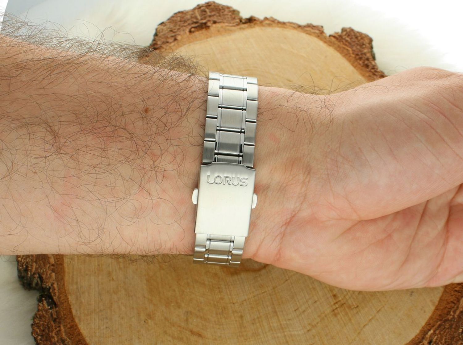 Zegarek męski Lorus na srebrnej bransolecie RH965RX9 wyposażony jest w kwarcowy mechanizm, zasilany za pomocą baterii. Posiada bardzo wysoką dokładność mierzenia czasu 1.jpg