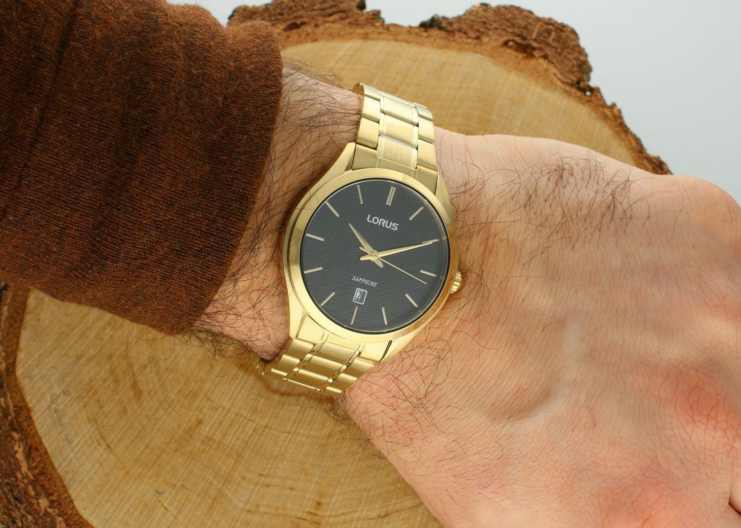 Zegarek męski Lorus Classic RH970RX9🕧 Zegarek męski Lorus na złotej bransolecie RH970RX9 🕧wyposażony jest w kwarcowy mechanizm, zasilany za pomocą baterii.🕧1.webp