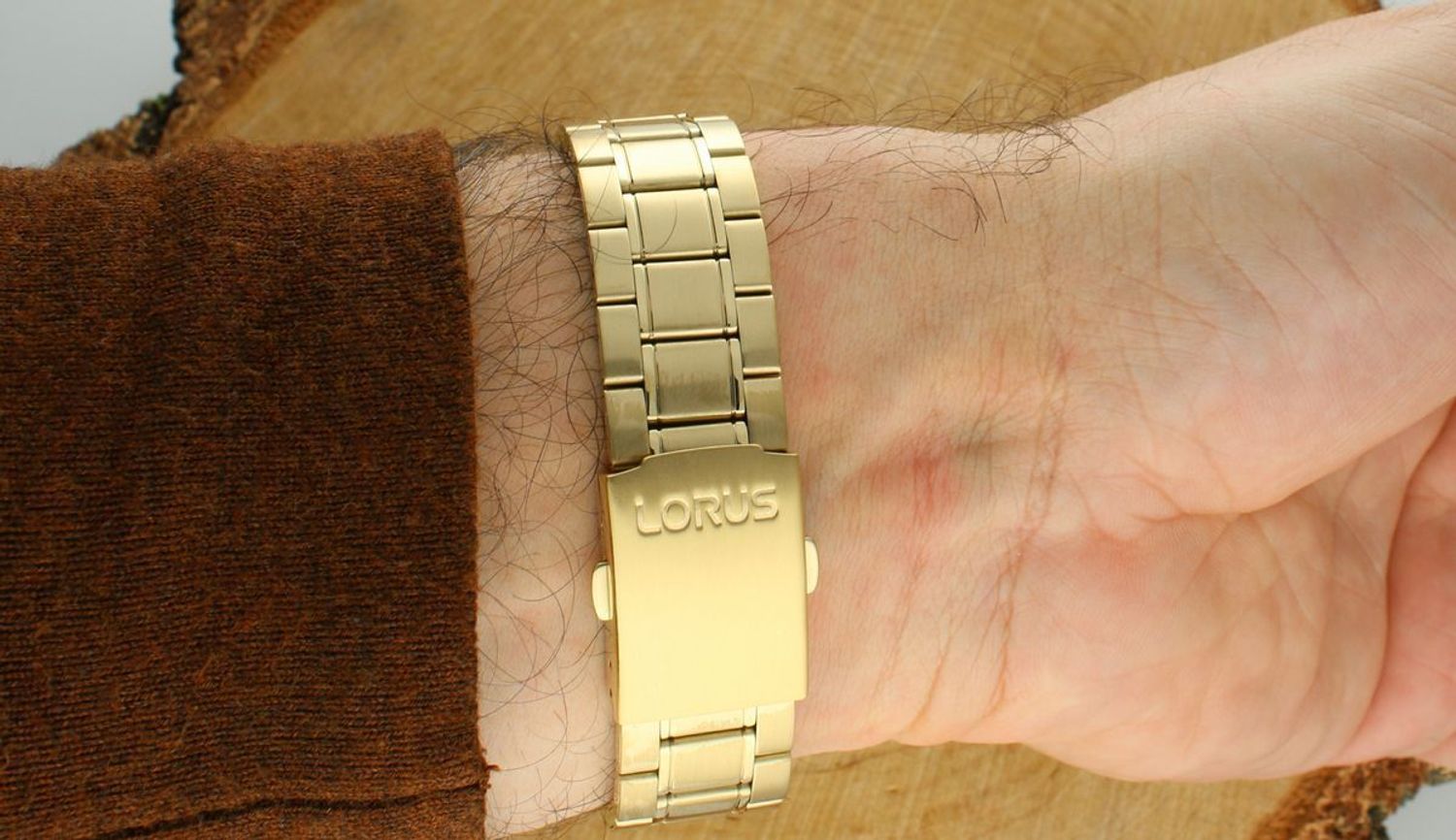 Zegarek męski Lorus Classic RH970RX9🕧 Zegarek męski Lorus na złotej bransolecie RH970RX9 🕧wyposażony jest w kwarcowy mechanizm, zasilany za pomocą baterii.🕧1.webp