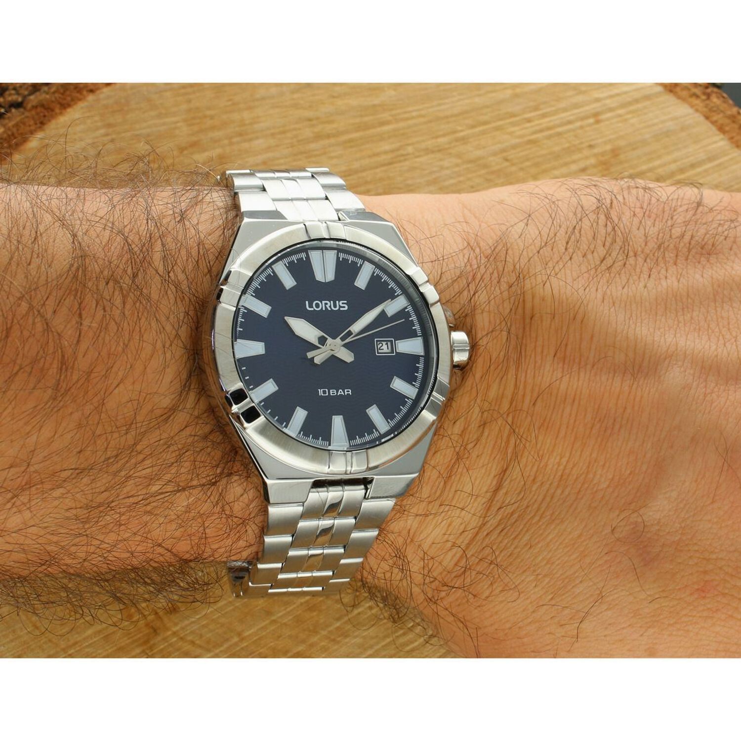 Klasyczny zegarek męski Lorus RH973RX9 z niebieską tarczą, mechanizmem kwarcowym, datownikiem, szkłem mineralnym i wodoszczelnością 100M. Idealny na co dzień i do pracy.1.jpg